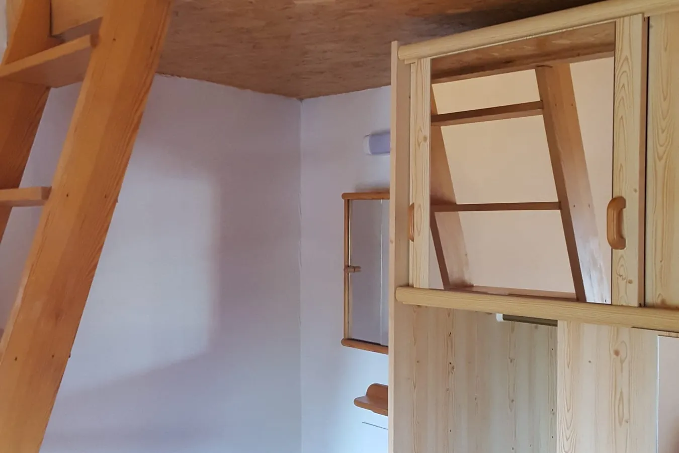 Chambre 4 avec lit mezzanine, armoire en pin et lavabo privatif