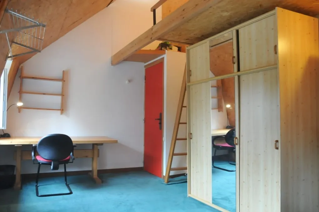 Chambre 5 mansardée avec bureau, armoires en bois et mezzanine