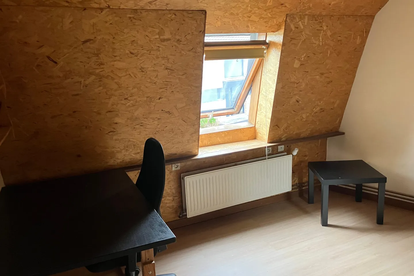 Chambre 6 mansardée avec bureau et fenêtre de toit