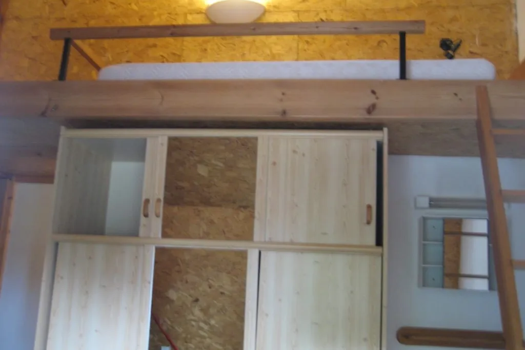 Chambre 7 avec lit en mezzanine et armoire en pin
