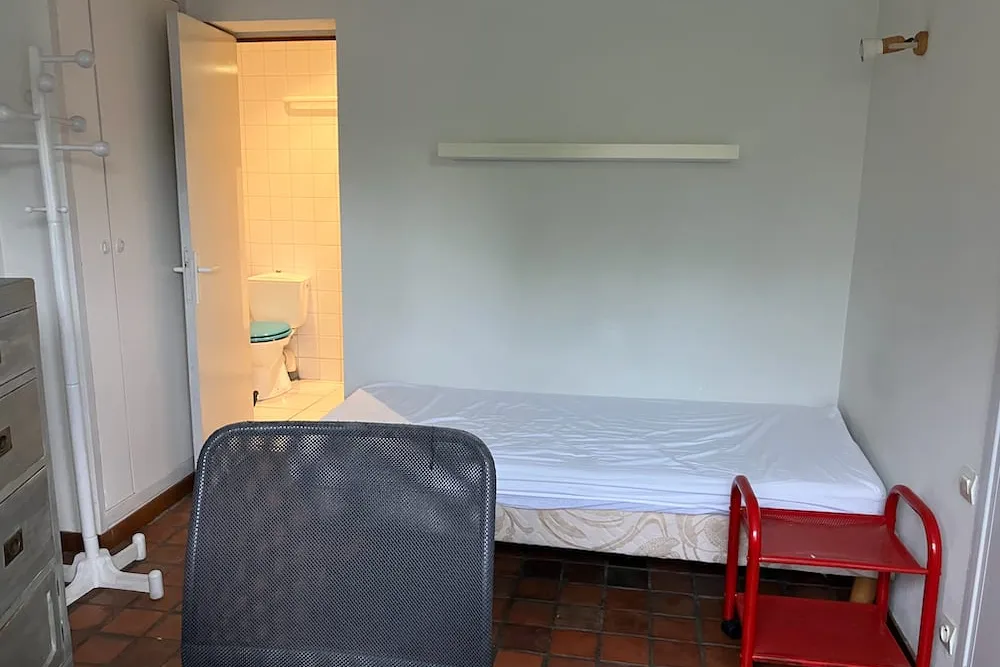 Chambre de la studette avec salle d'eau attenante