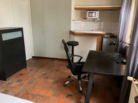 Coin cuisine équipé du studio avec micro-ondes et rangements