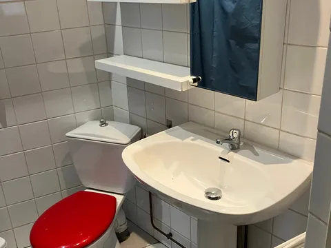 Salle d'eau privée du studio avec WC et lavabo