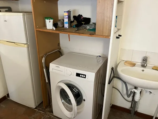 La buanderie avec lave-linge