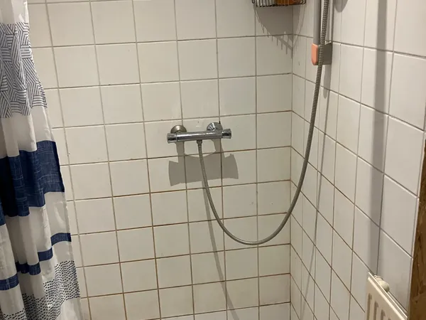 Une salle de douche commune