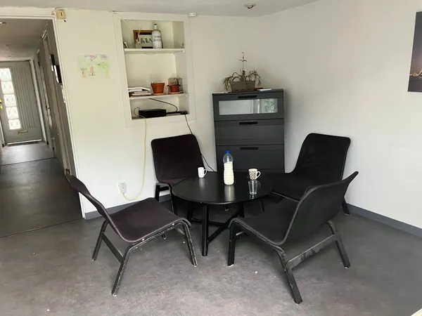 Le salon commun avec fauteuils et table basse