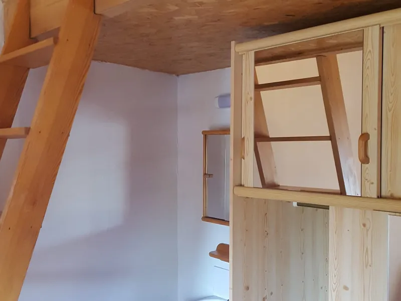 Chambre 4 avec lit mezzanine, armoire en pin et lavabo privatif