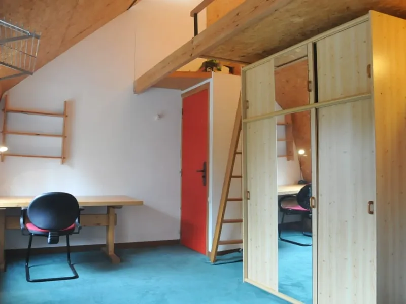 Chambre 5 mansardée avec bureau, armoires en bois et mezzanine