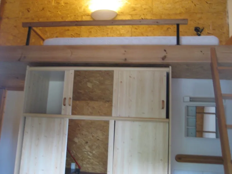 Chambre 7 avec lit en mezzanine et armoire en pin