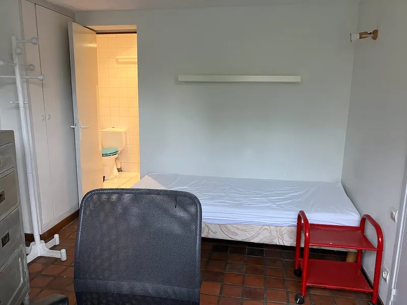 Chambre de la studette avec salle d'eau attenante