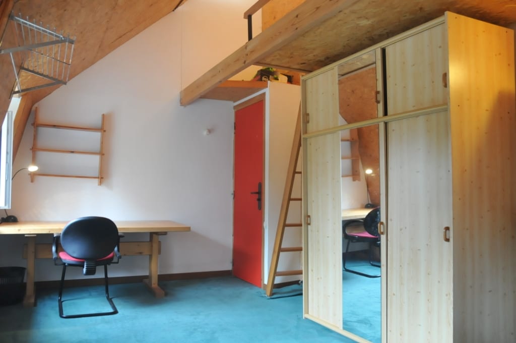 Chambre 5 mansardée avec bureau, armoires en bois et mezzanine