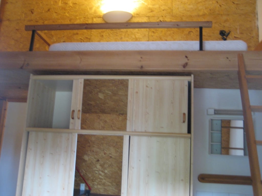 Chambre 7 avec lit en mezzanine et armoire en pin